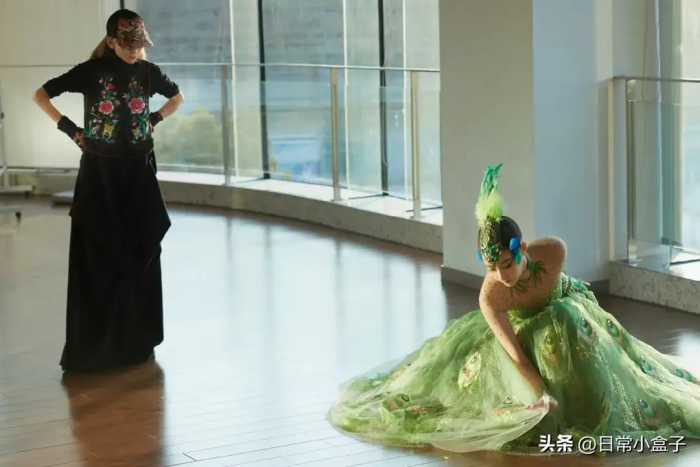 关晓彤孔雀公主造型亮相舞台，杨丽萍老师亲自指导，太绝了！