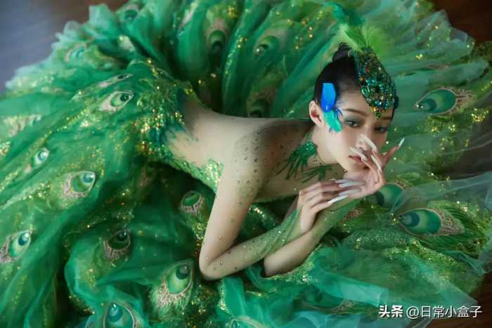 关晓彤孔雀公主造型亮相舞台，杨丽萍老师亲自指导，太绝了！