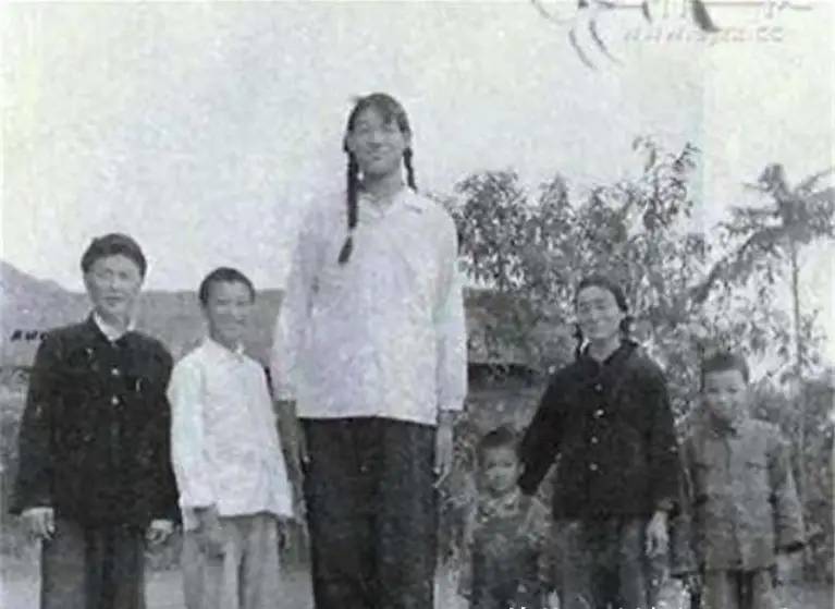 世界第一女巨人来自中国安徽，穿78码鞋子，一顿吃6碗炒面