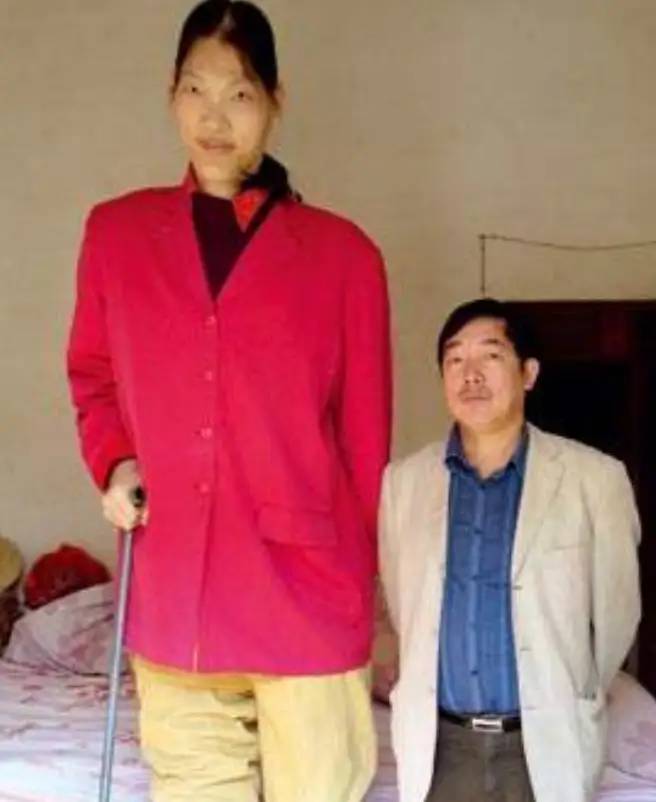 世界第一女巨人来自中国安徽，穿78码鞋子，一顿吃6碗炒面