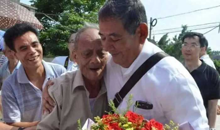 洪都拉斯总司令替父回中国寻根，谁料找到老家时，遇见87岁亲哥哥